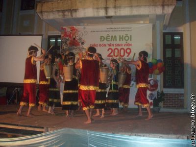 danse traditionnelle des montagnes vietnamiennes..